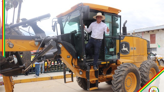 El alcalde de La Asunción inauguró una motoniveladora adquirida para mejorar la accesibilidad en el distrito de Asunción. 
