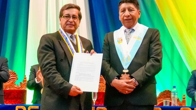 Municipalidad Provincial de Puno rinde homenaje a la Facultad de Ciencias de la Educación de la UNA por sus 45°  aniversario