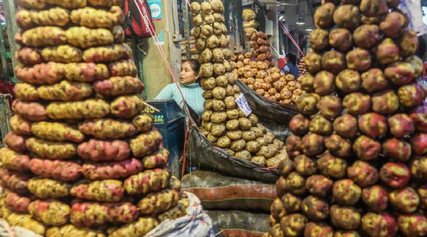 Se observan ofertas en papa, cebolla, camote, naranja, piña, plátano, entre otros