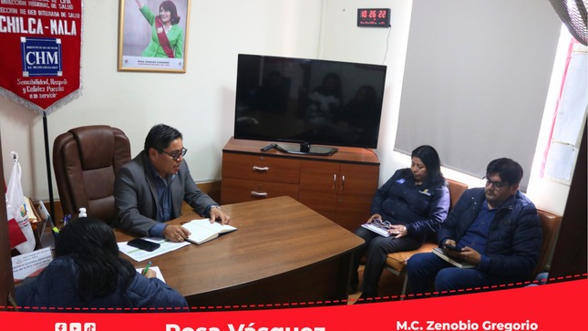 Director Ejecutivo lidera mesa de trabajo con su equipo de gestión.