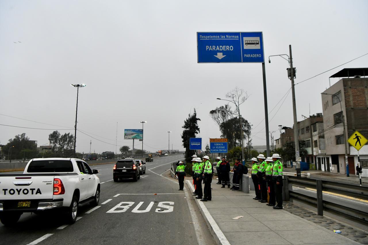 Ministro Santiváñez supervisa el despliegue policial durante paro de transporte informal