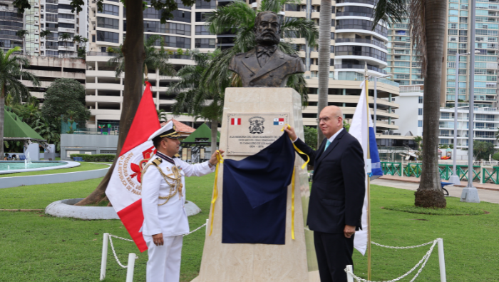 Rinden homenaje al gran almirante Miguel Grau en la plaza de la Democracia de Panamá