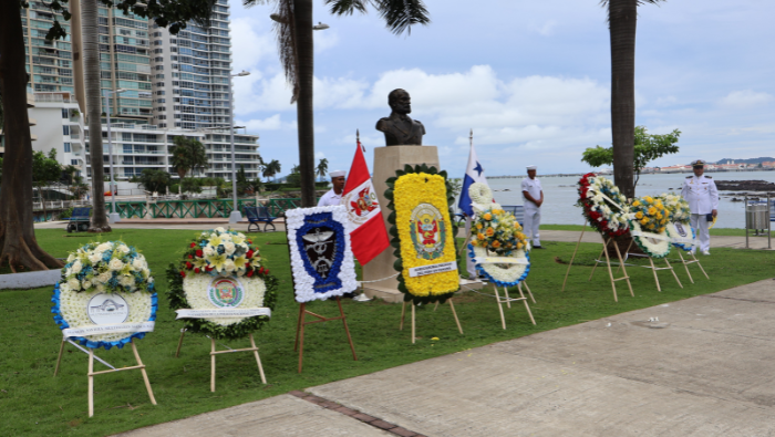 Rinden homenaje al gran almirante Miguel Grau en la plaza de la Democracia de Panamá