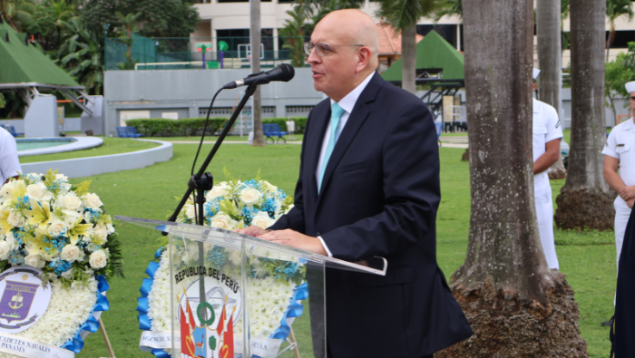 Rinden homenaje al gran almirante Miguel Grau en la plaza de la Democracia de Panamá