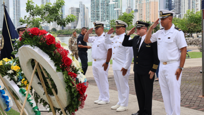 Rinden homenaje al gran almirante Miguel Grau en la plaza de la Democracia de Panamá