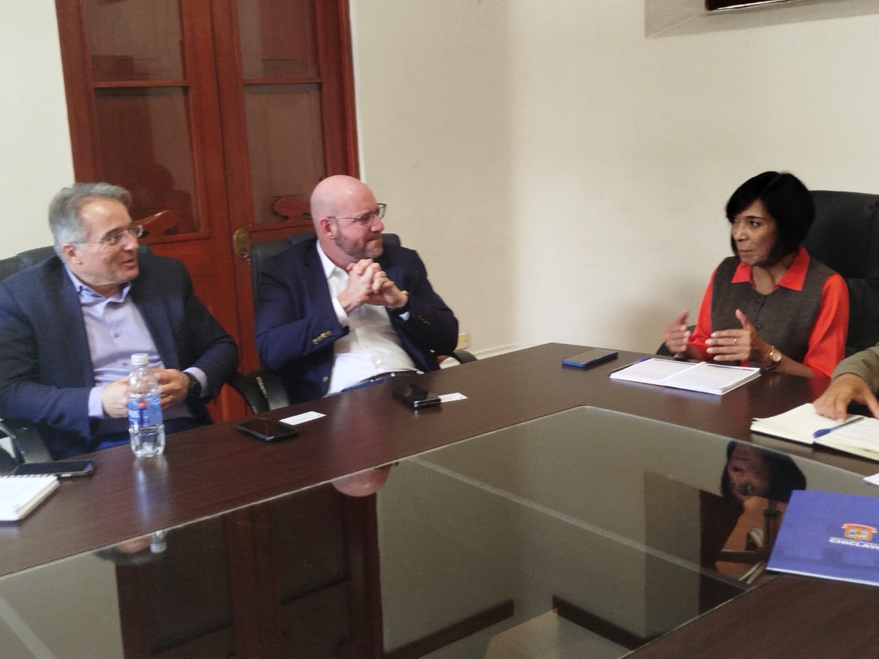 alcaldesa con representantes de ADP