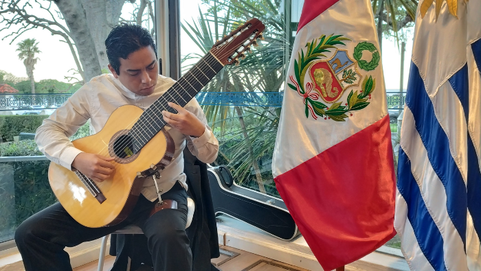 Artista peruano presenta concierto de 10 cuerdas en el Museo Zorrilla de Montevideo
