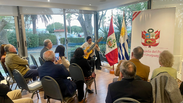 Artista peruano presenta concierto de 10 cuerdas en el Museo Zorrilla de Montevideo