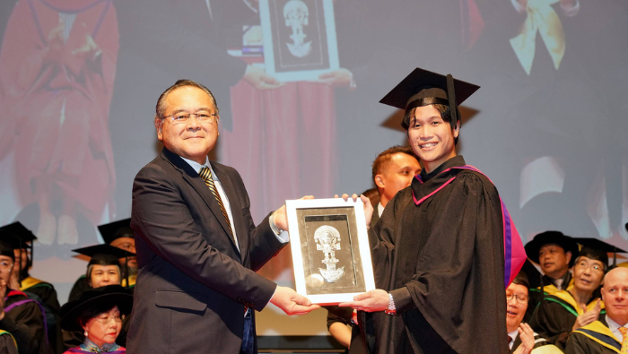 Estudiante de artes escénicas recibe el premio “Embajada del Perú” en Singapur