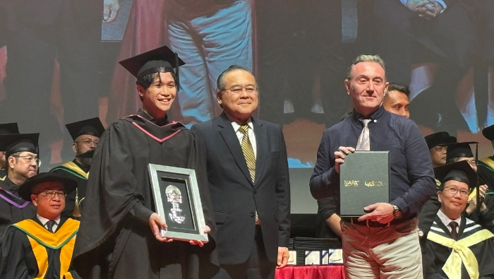 Estudiante de artes escénicas recibe el premio “Embajada del Perú” en Singapur