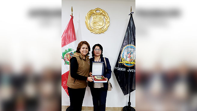 Presidenta de la Corte Superior del Callao entregó placa conmemorativa en reconocimiento a servidora María Cárdenas Pimentel quien cesó por límite de edad.
