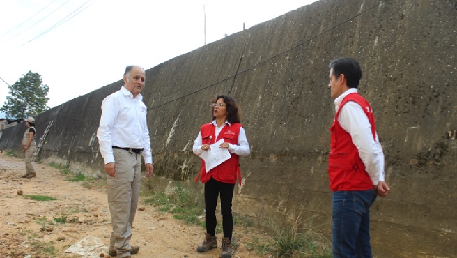 Cajamarca.– En su primer día de trabajo en la región Cajamarca, el contralor general César Aguilar Surichaqui supervisó obras públicas que evidencian serias deficiencias como retrasos y paralizaciones, por lo que remarcó que uno de sus ejes de gestión se enfoca en facilitar su reactivación para ponerlas a disposición de los ciudadanos.