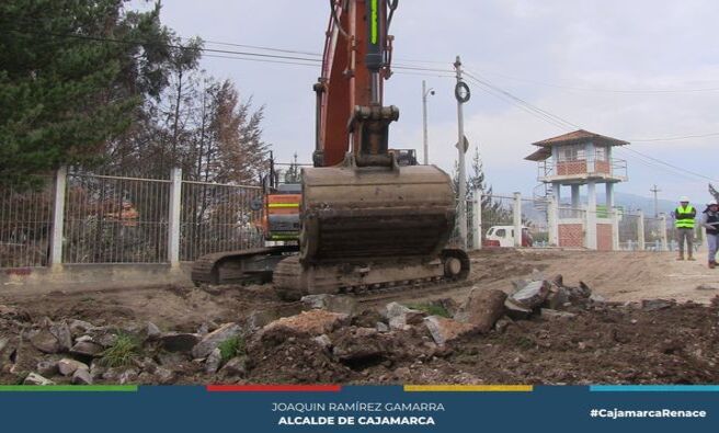 πLa Municipalidad Provincial de Cajamarca, lleva a cabo trabajos de movimiento de tierra en la obra de creaciΓ³n del servicio de movilidad urbana en la Avenida Universitaria - Los Patos, hasta la Avenida Atahualpa, en el sector 13 - San MartΓn.
π§ Actualmente, los trabajos de movimiento de tierra se encuentran en un avance del 80%. Una vez que se complete el corte y la eliminaciΓ³n del material, se procederΓ‘ a colocar el over y a afirmar el terreno, con el fin de evitar que las lluvias deterioren el Γ‘rea ya trabajada y cumplir asΓ con los plazos establecidos para la obra.
π Β‘Con Joaquin Ramirez, Cajamarca Renace!