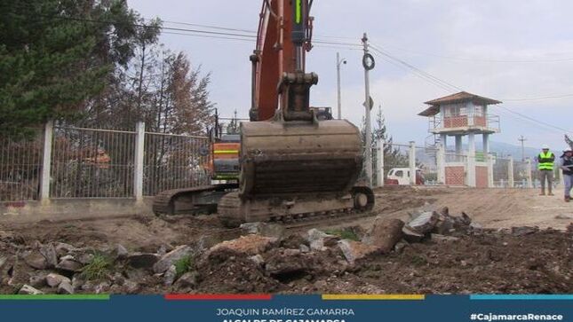 🏛La Municipalidad Provincial de Cajamarca, lleva a cabo trabajos de movimiento de tierra en la obra de creación del servicio de movilidad urbana en la Avenida Universitaria - Los Patos, hasta la Avenida Atahualpa, en el sector 13 - San Martín.
🚧 Actualmente, los trabajos de movimiento de tierra se encuentran en un avance del 80%. Una vez que se complete el corte y la eliminación del material, se procederá a colocar el over y a afirmar el terreno, con el fin de evitar que las lluvias deterioren el área ya trabajada y cumplir así con los plazos establecidos para la obra.
👏 ¡Con Joaquin Ramirez, Cajamarca Renace!