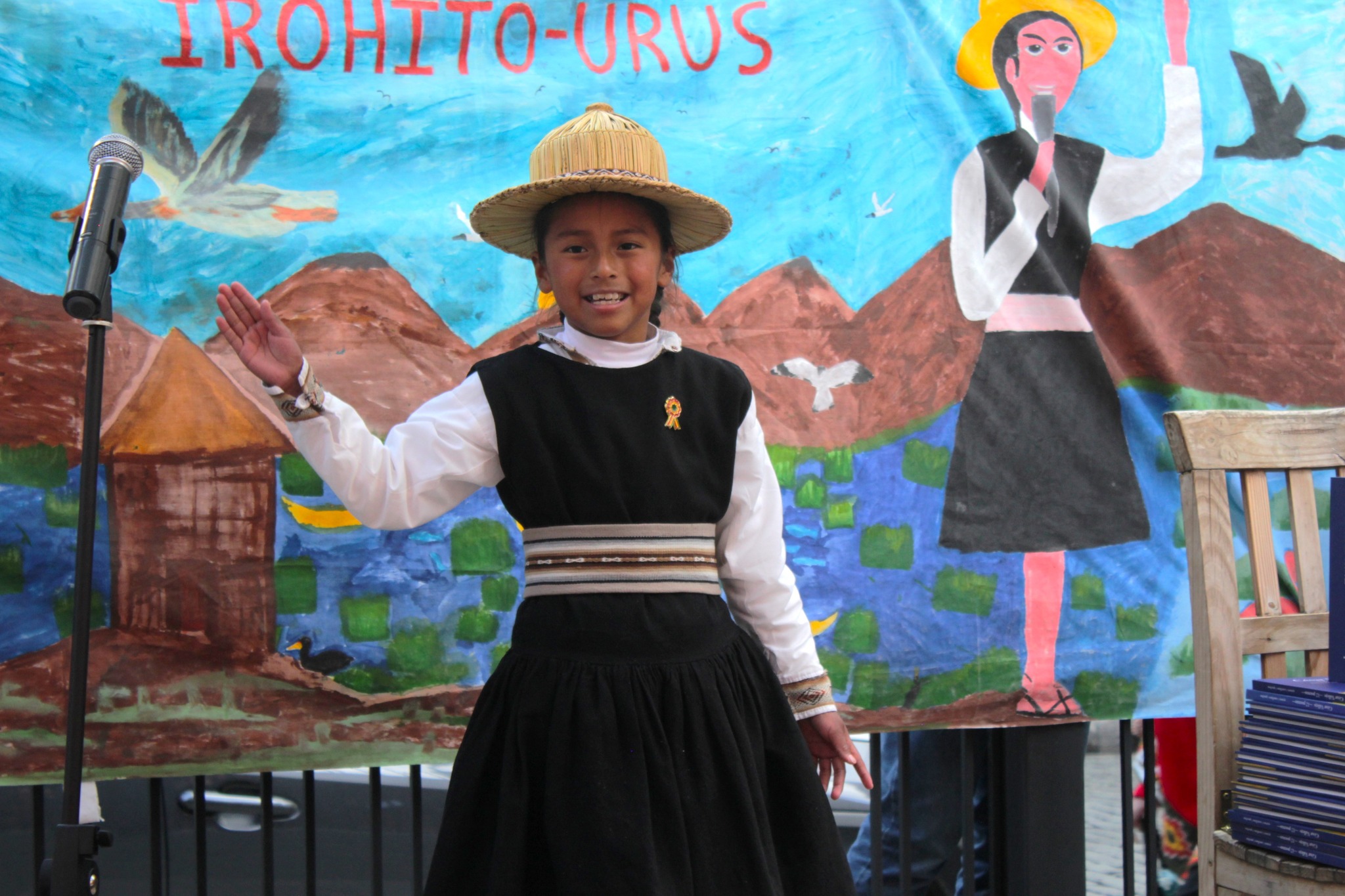 Niña recitando un poema de Vallejo