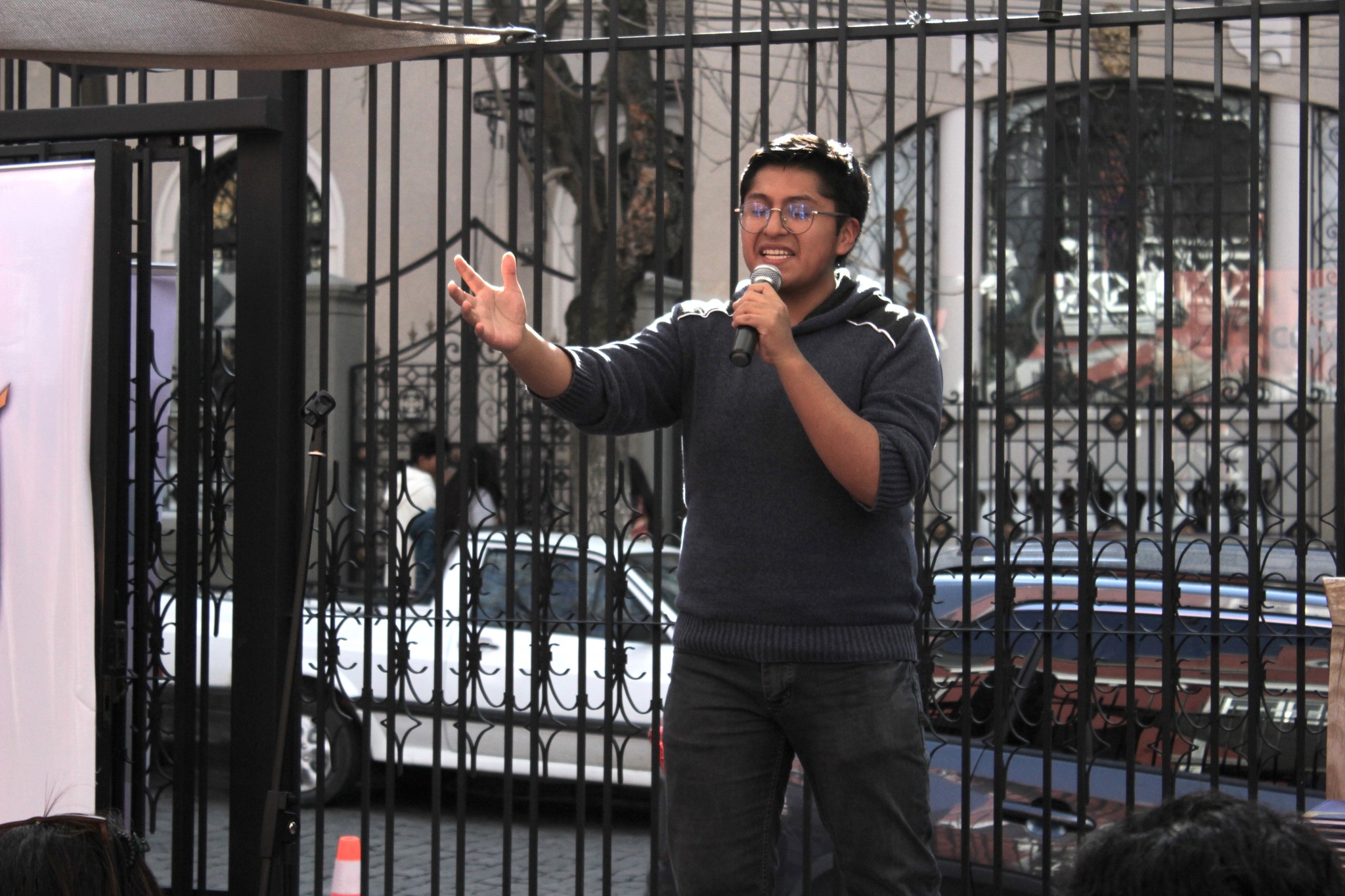 Joven recitando un poema de Vallejo
