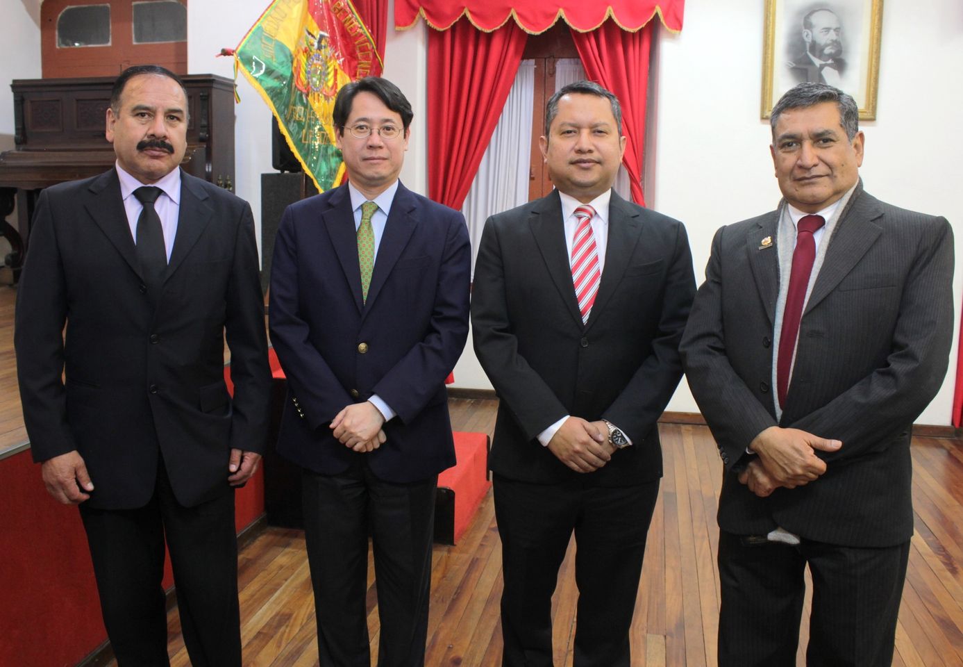 Autoridades que presidieron el evento