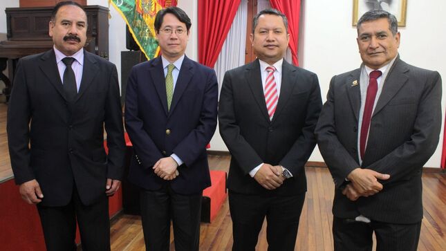 Autoridades que presidieron el evento