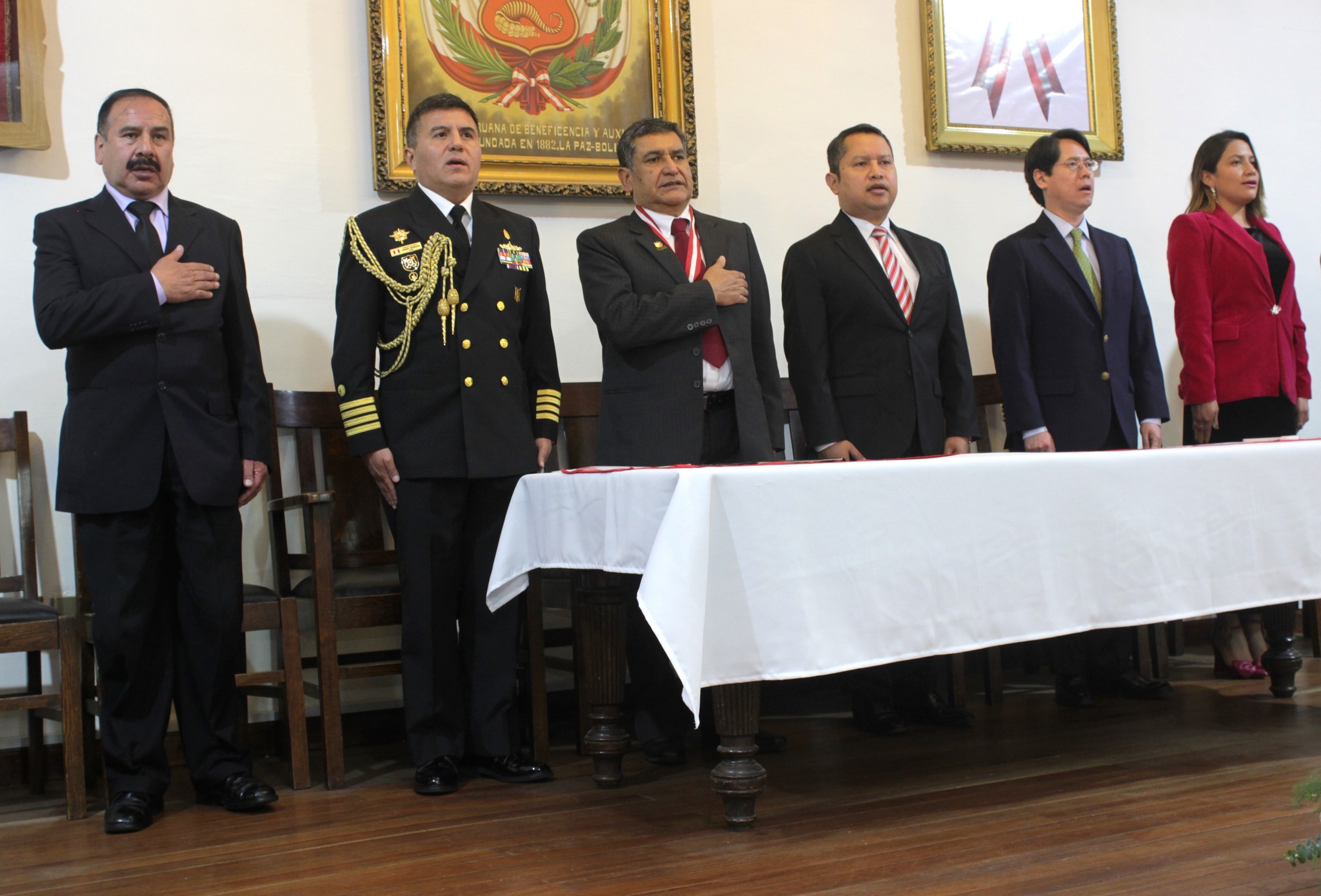 Autoridades cantando el himno del Perú