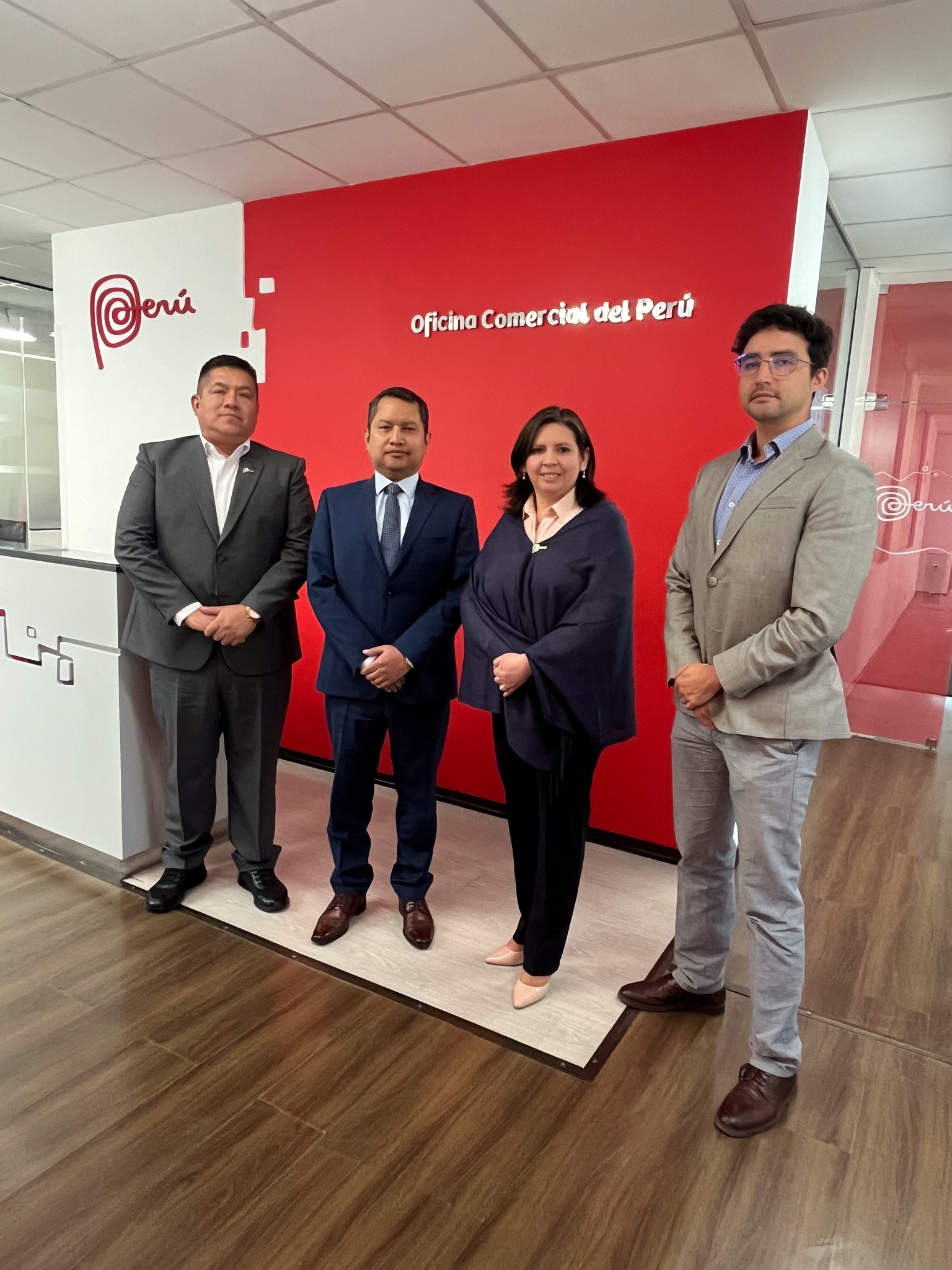 Representantes de la Embajada y de la Oficina Comercial