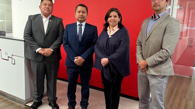 Representantes de la Embajada y de la Oficina Comercial