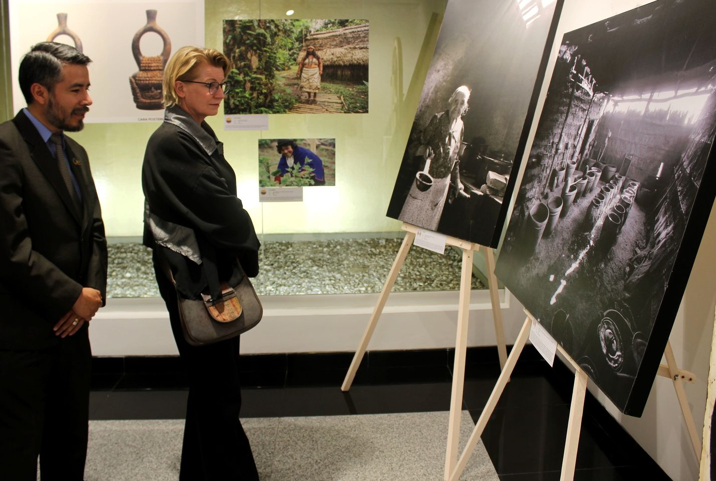 Visitantes aprecian las fotografías peruanas