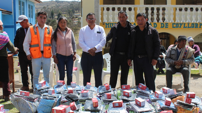 🟢La Municipalidad Distrital de Pazos dirigida por el Sr. alcalde Rolando M. Romero Campos, plana de regidores  y equipo técnico del área de Defensa Civil y la Sub Gerencia de Desarrollo Social y Servicios Públicos, realizó la exitosa entrega de ayuda humanitaria gestionada ante el Gobierno Regional de Huancavelica y la Aduanas. Gracias a estas gestiones, 103 familias de Coyllorpampa recibieron víveres, abrigo, buzos y focos, elementos esenciales que contribuirán a mejorar el bienestar de las familias de Coyllorpampa.
🟢Sabemos que cada gesto cuenta, y estamos comprometidos a seguir apoyando a quienes más lo necesitan. Agradecemos profundamente a todas las instituciones como son el Gobierno Regional de Huancavelica y la Aduanas por su compromiso de trabajar de la mano en beneficio de nuestra población, así mismo al equipo técnico que ha trabajado incansablemente para hacer esto posible. 
🟢Como institución, estamos comprometidos a seguir gestionando ante diferentes instituciones, buscando formas de apoyar y colaborar con nuestra comunidad. ¡Juntos, trabajando de la mano con el pueblo! 💪