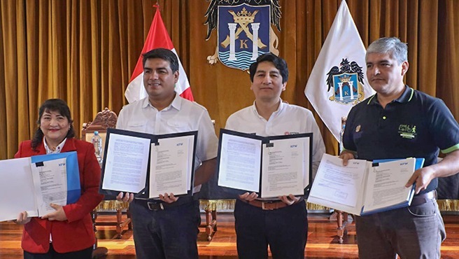 Autoridades del sector Transportes muestran documento del Acuerdo Separado.