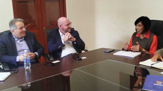 alcaldesa con representantes de ADP