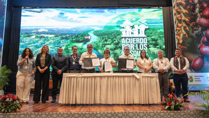 Foto grupal de la firma del Acuerdo por los Bosques