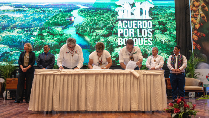 Firma del acuerdo entre la Comisión Multisectorial Permanente de Lucha contra la Tala Ilegal y la Mancomunidad Regional Amazónica