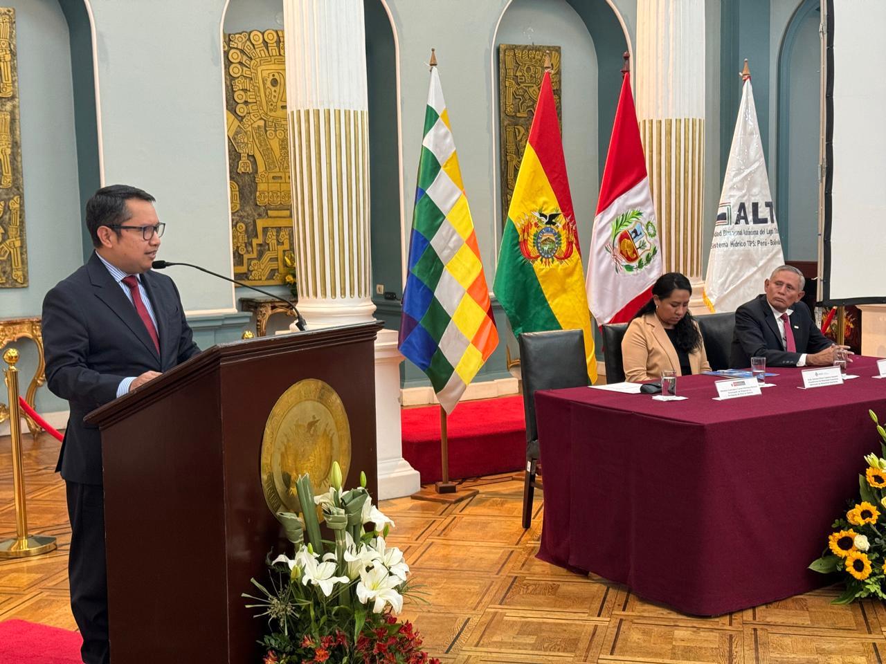 Encargado de Negocios brindando palabras de ocasión