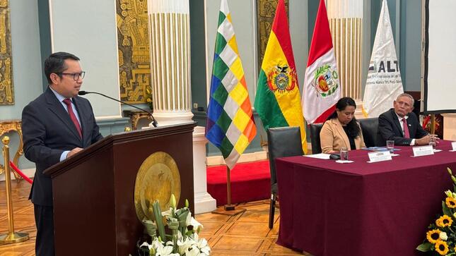 Encargado de Negocios brindando palabras de ocasión