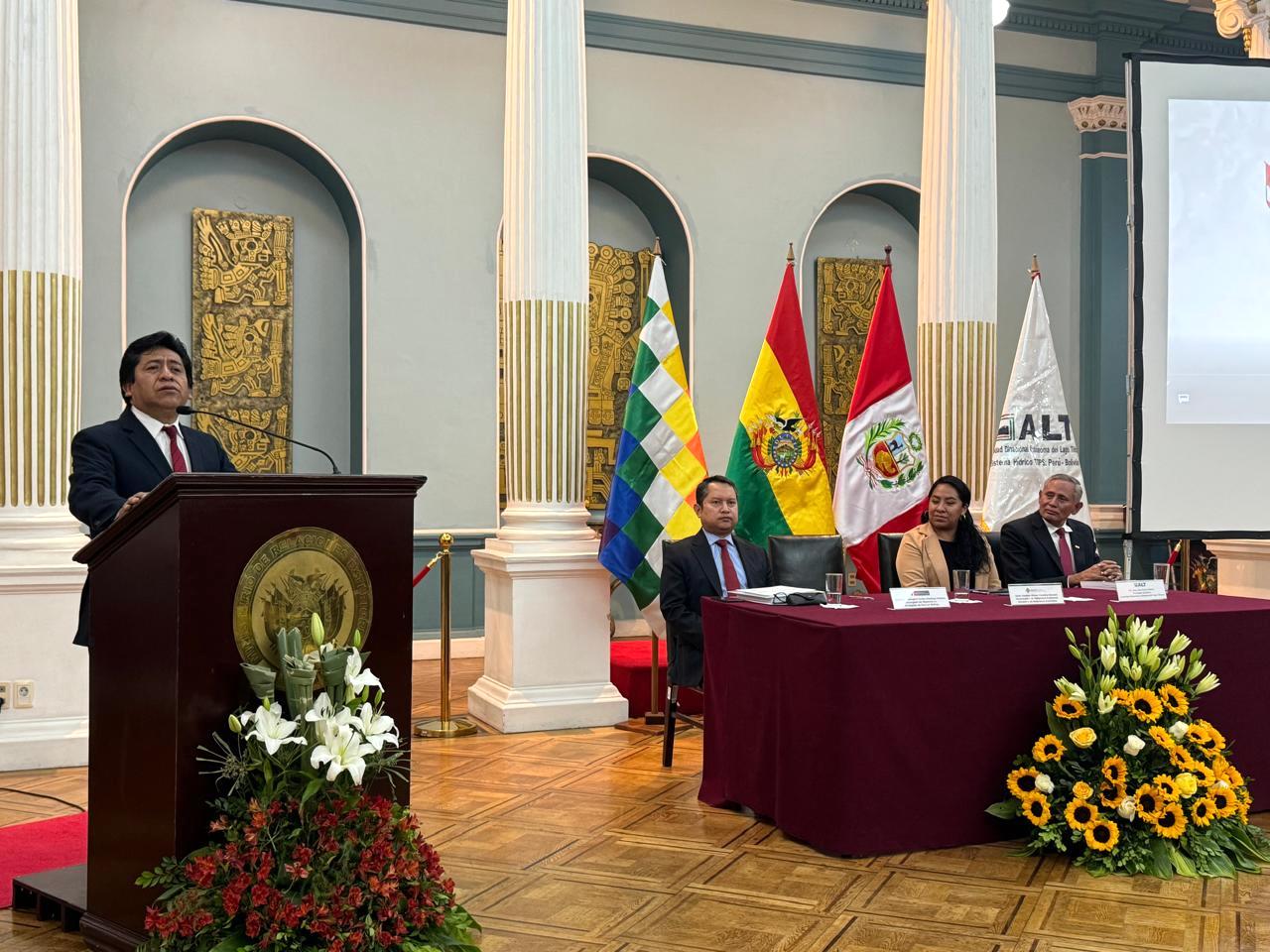 Viceministro de Relaciones Exteriores de Bolivia brindando palabras de ocasión