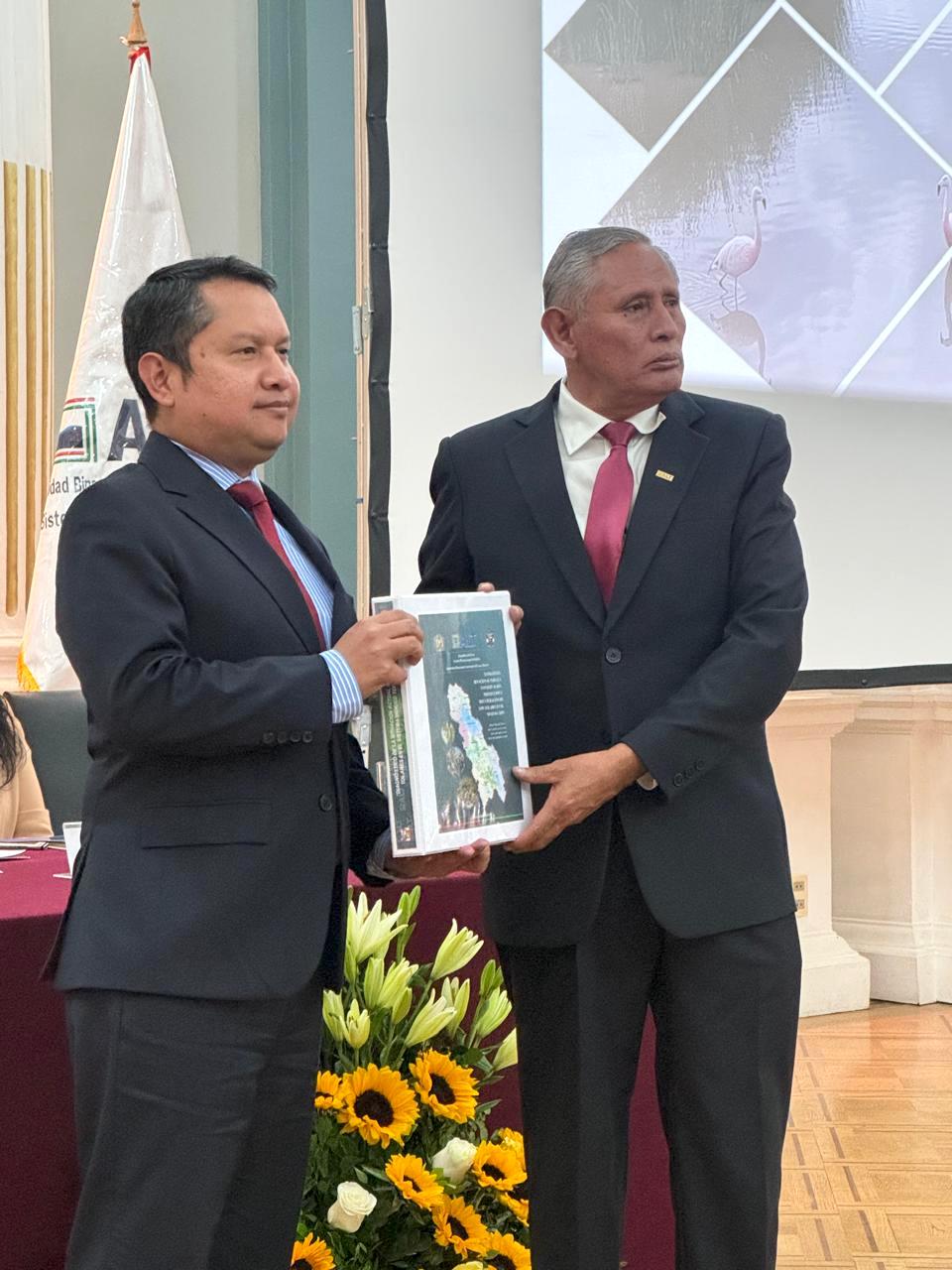 Entrega de presente de parte del Director Ejecutivo de la ALT