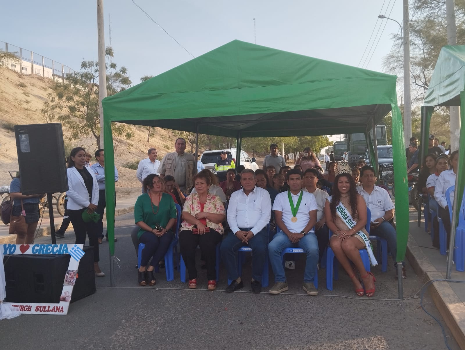 La municipalidad provincial de Sullana, a través de la subgerencia de Desarrollo Turístico, en colaboración con el Instituto Ceturgh Sullana realizó el festival gastronómico en el marco de la celebración del día Internacional del Turismo, donde los jóvenes del instituto Ceturgh realizaron una exhibición de gastronomía y cultura internacional. El evento se realizó este viernes 27 de septiembre en el paseo Turicarami, como una apuesta de la gestión por dar valor a este importante punto turístico provincial.
El alcalde de Sullana Ing. Marlem Mogollón Meca dio apertura al evento agradeciendo a las instituciones aliadas y los esfuerzos desplegados por llevar a cabo eventos culturales y turísticos en el Paseo Turicarami. Además, dio a conocer que la gestión municipal tiene como objetivo revalorizar el paseo Turicarami y para ello se viene gestionando ante el MINCETUR la jerarquización al nivel 3 de este punto turístico.
“Con esto lograremos que se realicen proyectos de inversión turística en la provincia. Hemos creado una ordenanza que declara al paseo Turicarami Centro de valor Turístico, como punto de partida; luego sigue lograr la ordenanza regional la cual ya se está gestionando; también se está elaborando el Plan de Desarrollo Turístico Local; y finamente, con actividades como este festival, se busca dar valor y crear un registro de visitas en el paseo Turicarami”, indicó el alcalde Marlem Mogollón.
Por su parte, la directora del Instituto Ceturgh Dra. Katty Vegas Serrano, agradeció al alcalde estas iniciativas e hizo un llamado a las demás instituciones públicas y privadas de la provincia de Sullana a unirse a las acciones para realzar los valores turísticos de Sullana y promover ante el mundo entero la riqueza cultural, gastronómica y turística de Sullana. En tanto, el regidor Jorge Rodríguez Olaya, presidente de la Comisión de Gestión Agraria, Turismo y Artesanía, saludó a la concurrencia de más de 300 asistentes al festival y agradeció la participación activa de los jóvenes en este tipo de actividades culturales.
La subgerente de Desarrollo Turístico, Lic. Flor Otero, indicó que los asistentes al festival pudieron degustar de los platillos típicos de países como Argentina, Brasil, México, Italia, Grecia, España y Perú. Además, de expresiones culturales típicas de estos países como danzas, arte, historia; dando realce al Día Internacional del Turismo. También participaron de la actividad la regidora Tatiana Ríos Vásquez, la gerente de Desarrollo Económico, Koritza Pérez de Lama, la presidenta del Club de Damas de Sullana, Lic. Ruth Villena Irigoyen.