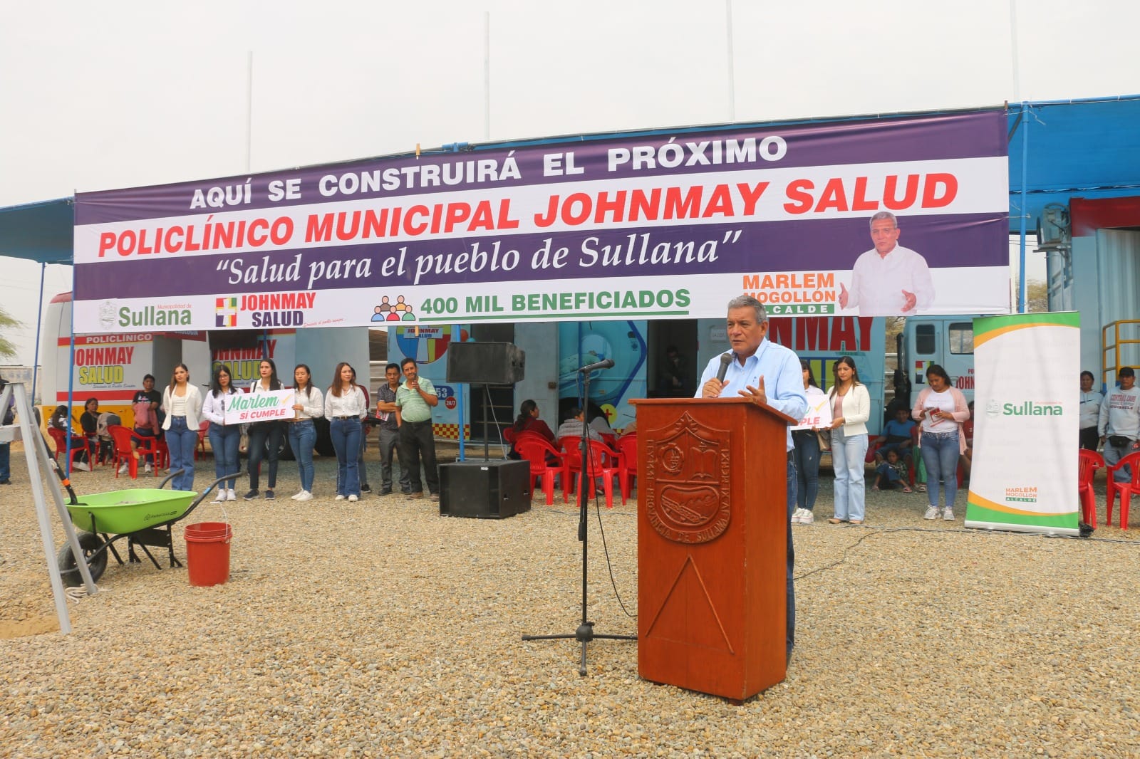 Con el objetivo de ampliar los servicios de salud a bajo costo, la municipalidad provincial de Sullana y la empresa Johnmay Salud colocaron la primera piedra para la construcción del Policlínico Municipal, este sábado 28 de setiembre, el cual estará ubicado en un área de la parte exterior del ex campo ferial y busca beneficiar a más de 400 mil sullaneros.
El alcalde Sullana Ing. Marlem Mogollón Meca, durante la ceremonia de colocación de la primera piedra, expresó que gracias a la voluntad política y la iniciativa del empresariado se ha podido concretar y viabilizar el policlínico municipal.
"Agradezco el apoyo de la empresa Johnmay Salud y la voluntad política de los regidores que aprobaron el convenio para la construcción de este policlínico social. De la misma manera, la gestión viene liderando acciones para sacar adelante otros proyectos de envergadura que benefician a la provincia de Sullana, como la construcción de la Planta de Tratamiento de Agua Potable, la culminación de la Planta de Tratamiento de Aguas Residuales y la ampliación y mejoramiento del servicio de agua en los asentamientos humanos de Sullana, Bellavista y Marcavelica", indicó la autoridad edil.
Por su parte, la Dra. Adriana Reátegui Temoche, médico directora del Johnmay Salud, indicó que este policlínico tendrá atención más de diez especialidades médicas. Además, la tarifa es social es decir a precios del MINSA. En tanto refirió que se espera que las atenciones inicien en el mes de enero, ya que la construcción tardará solo tres meses.
También, participaron de la ceremonia los regidores Mercy Marchena Reto, Oswaldo Calvijo Heras, Egardo Mena Saavedra, el regidor Julio Ruiz Zapata y la regidora Tatiana Ríos Vásquez quien se encargó de dar el brindis de honor.