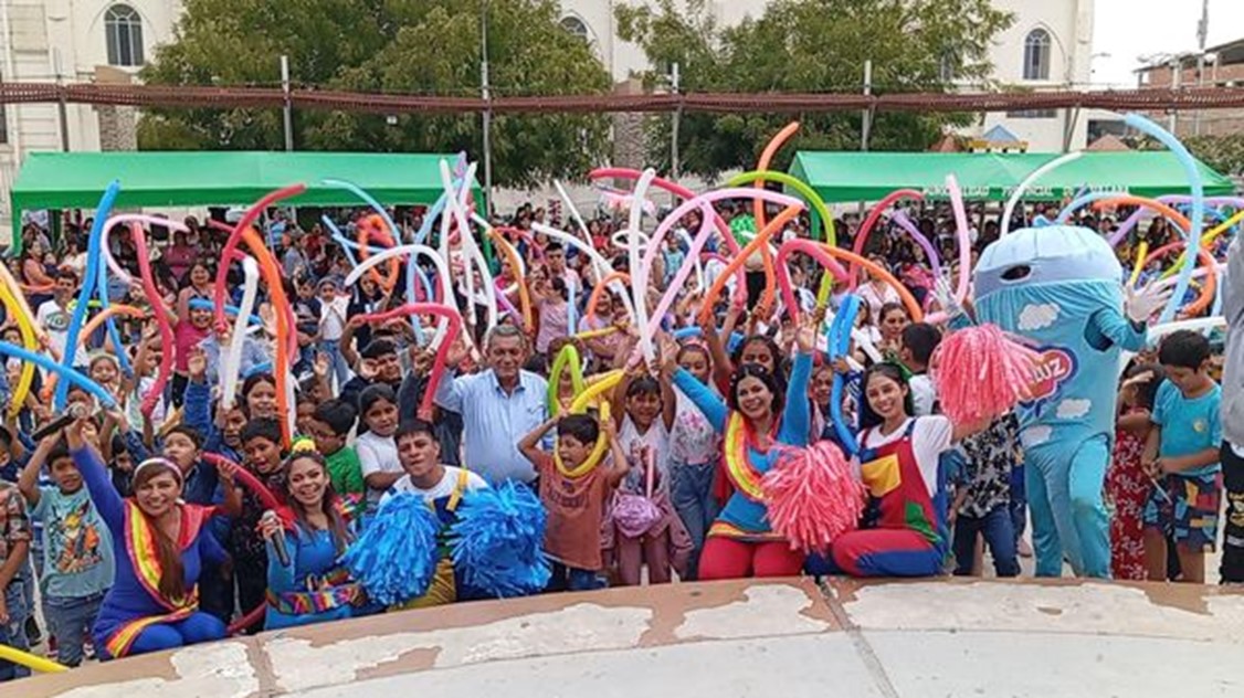 #Ahora La Municipalidad Provincial de Sullana, a través de su alcalde, Ing. Marlem Mogollón Meca y con el apoyo del comité de damas "Capullanas en Acción", representado por su presidenta, Lic. Ruth Villena; se viene realizando un gran show infantil para celebrar el cierre del mes de la primavera.
El evento se lleva a cabo en la Plaza de la Cultura, donde se realizan juegos, sorteos y premios para todos los niños asistentes.