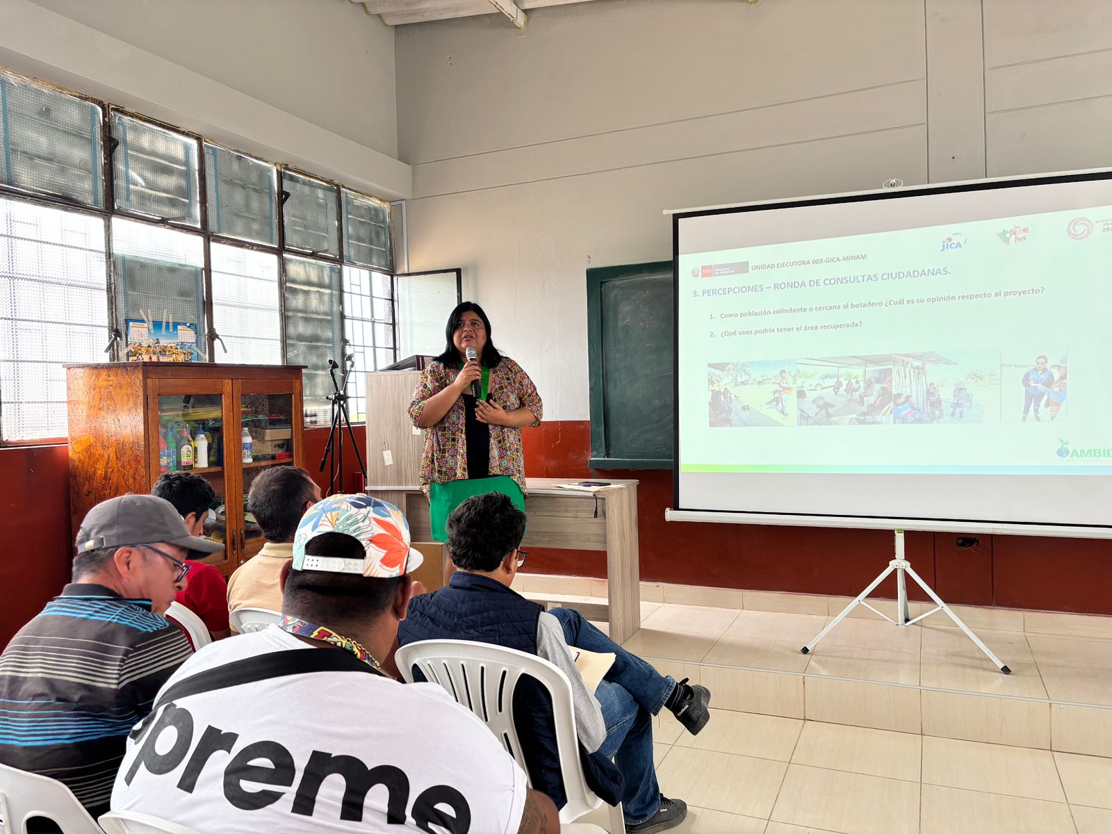 La Municipalidad de Sullana, participo en el Taller de Participación Ciudadana: Estudio Definitivo del Proyecto de Recuperación de Áreas Degradadas por Residuos Sólidos en el sector Nuevo San Vicente de Cieneguillo-Piedra Rodada, realizado por el Ministerio del Ambiente y la empresa JICA.
El evento, organizado para fortalecer la relación entre las autoridades locales y la ciudadanía, abordó la necesidad de ejecutar acciones inmediatas para la recuperación de áreas afectadas por la acumulación de residuos sólidos en el sector. Este proyecto busca mitigar el impacto ambiental y promover la sostenibilidad, generando un entorno más saludable para los habitantes de la zona.
Durante el taller, la regidora Ríos Vásquez resaltó la importancia de la participación ciudadana en estos procesos, enfatizando que la recuperación de estas áreas no solo representa una mejora en la calidad de vida de los residentes, sino que también se alinea con los compromisos asumidos por la gestión del alcalde Mogollón para fomentar un desarrollo urbano sostenible en el distrito de Sullana.
Asimismo, se detallaron los avances técnicos del estudio definitivo del proyecto y se atendieron las consultas de los vecinos, quienes expresaron su preocupación por el impacto ambiental y social que generan los residuos sólidos. La autoridad edil reafirmó el compromiso de seguir trabajando en conjunto con la comunidad y los actores involucrados para garantizar la implementación efectiva del proyecto.