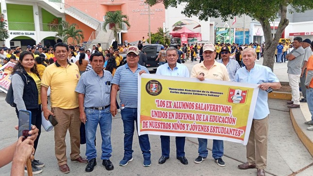 El alcalde de Sullana, Marlem Mogollón Meca, se sumó a la marcha de protesta organizada por los docentes, alumnos, exalumnos y padres de familia de la Institución Educativa Emblemática "Carlos Augusto Salaverry". En medio de banderas y pancartas, los manifestantes recorrieron las principales calles de la ciudad exigiendo al gobierno central y al PRONIED la culminación de la obra, que ha permanecido paralizada por más de nueve años.
El alcalde Mogollón mostró su apoyo total a la comunidad salsverryna, expresando su rechazo a la inacción del Ministerio de Educación y del PRONIED. "No podemos permitir que más de 1,500 estudiantes sigan recibiendo clases en aulas de contingencia o en salones prestados. Esta obra es vital para Sullana y no descansaremos hasta verla concluida", afirmó durante su intervención.
Asimismo, el alcalde planteó dos posibles salidas a la problemática actual; como la entrega parcial de los ambientes terminados para que los alumnos ingresen a las aulas lo más pronto posible, o la transferencia del saldo de obra a la Municipalidad Provincial de Sullana para que sea esta quien culmine el proyecto. “No podemos seguir esperando, la educación de nuestros jóvenes está en juego”, enfatizó Mogollón.
Los padres de familia, a través de la Asociación de Padres de Familia (APAFA), denunciaron el incumplimiento de promesas por parte de las autoridades, lamentando las múltiples paralizaciones que ha sufrido la obra a cargo del consorcio Inti Raymi, cuyo contrato habría sido resuelto recientemente, según confirmó el alcalde.
La comunidad salaverryna, exige respuestas concretas y la pronta reactivación de los trabajos para garantizar que los alumnos puedan estudiar en condiciones dignas, y no en los espacios improvisados en los que se encuentran actualmente.
