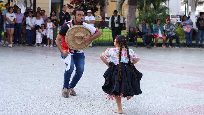 Artistas y danzantes locales