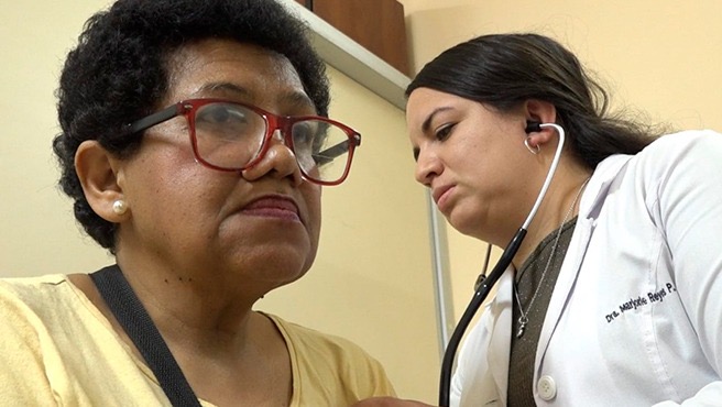 El sarampión puede causar infecciones del oído, problemas respiratorios y hasta encefalitis en niños no vacunados