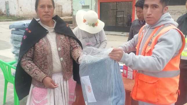 Entrega de Frazada comuneros de Tongos.