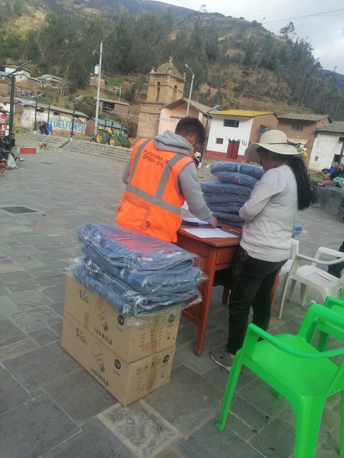 Entrega de Frazada comuneros de Tongos.