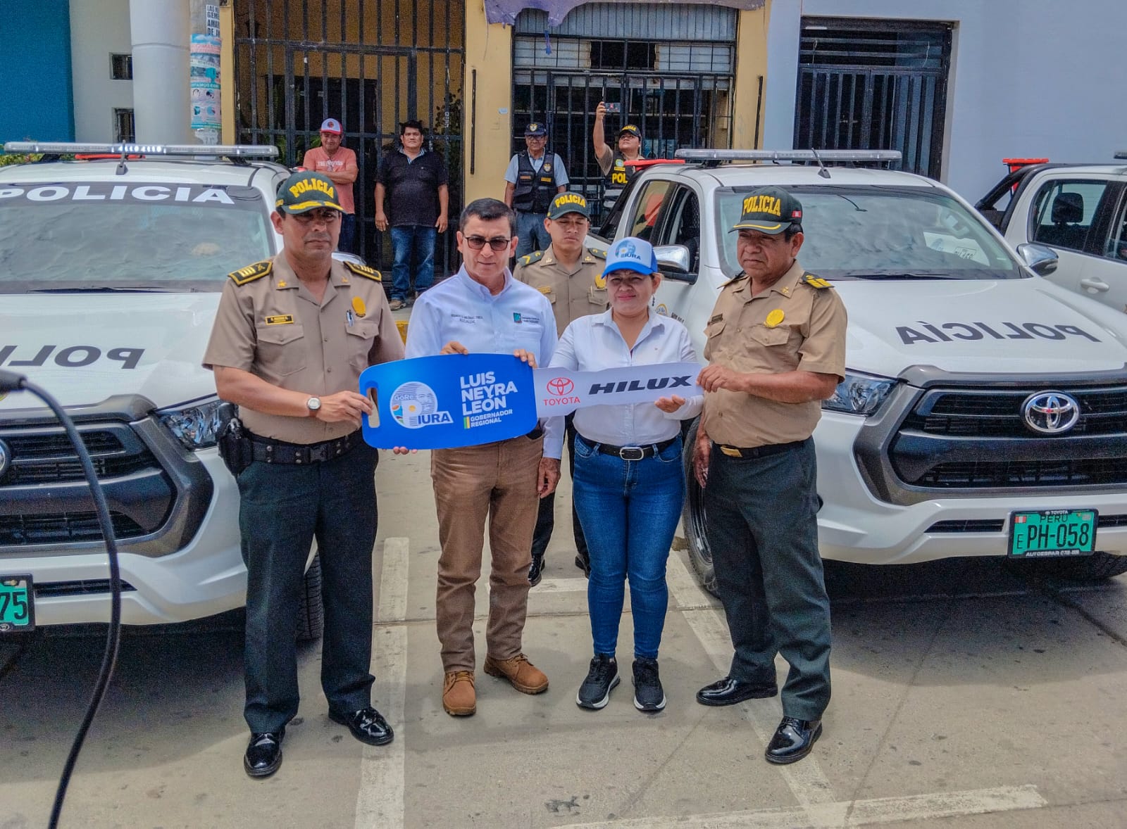 Vicegobernadora regional entrega seis camionetas para reforzar la seguridad ciudadana en Tambogrande y Las Lomas