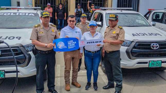 Vicegobernadora regional entrega seis camionetas para reforzar la seguridad ciudadana en Tambogrande y Las Lomas