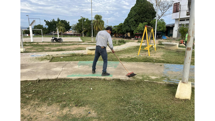 Limpieza y desmalezado del parque "Los Olivos" y la Alameda "Paiche Uma", en la parte baja de la ciudad de Tarapoto.
