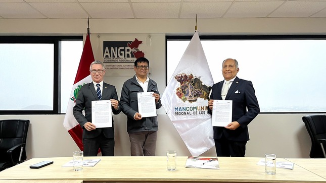 Fotografía de la firma del convenio.