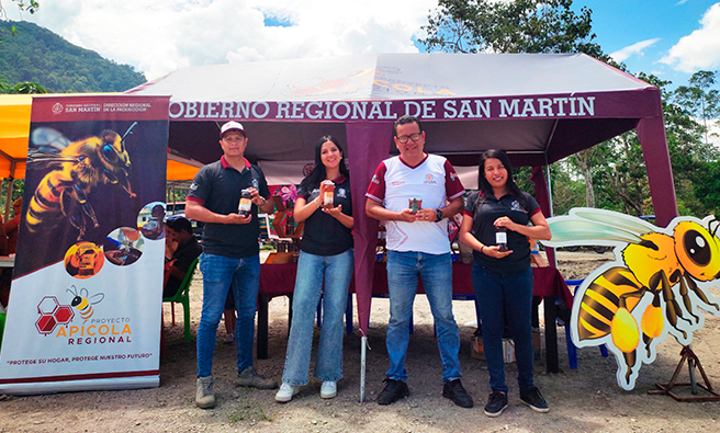 Director regional junto a especialistas del Proyecto Apícola.