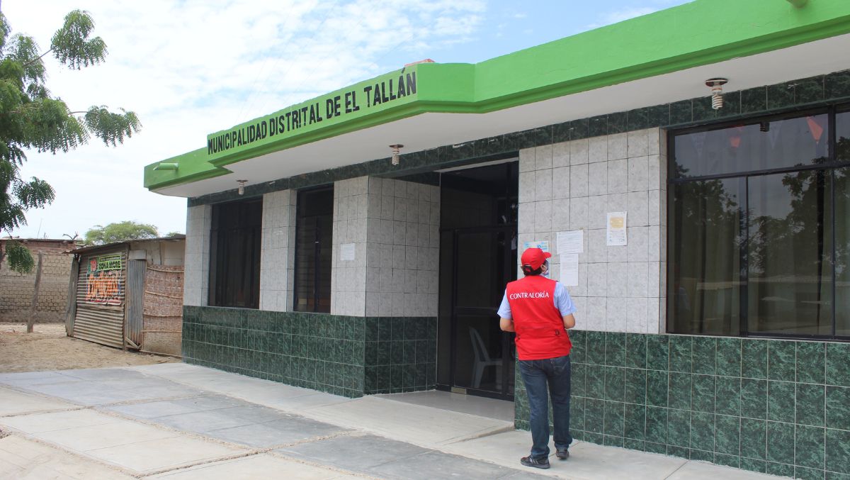 Piura. – La Contraloría General identificó presunta responsabilidad penal de tres exfuncionarios de la Municipalidad Distrital de El Tallán, quienes participaron como miembros titulares de un comité de selección y favorecieron a postores en dos procedimientos de selección para la ejecución de obras en canales de riego en esta localidad. El monto adjudicado de manera conjunta supera el millón y medio de soles.